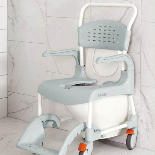 Cadeira de Banho Clean 4 Rodízios – Conforto e Praticidade para Higiene e Transferências